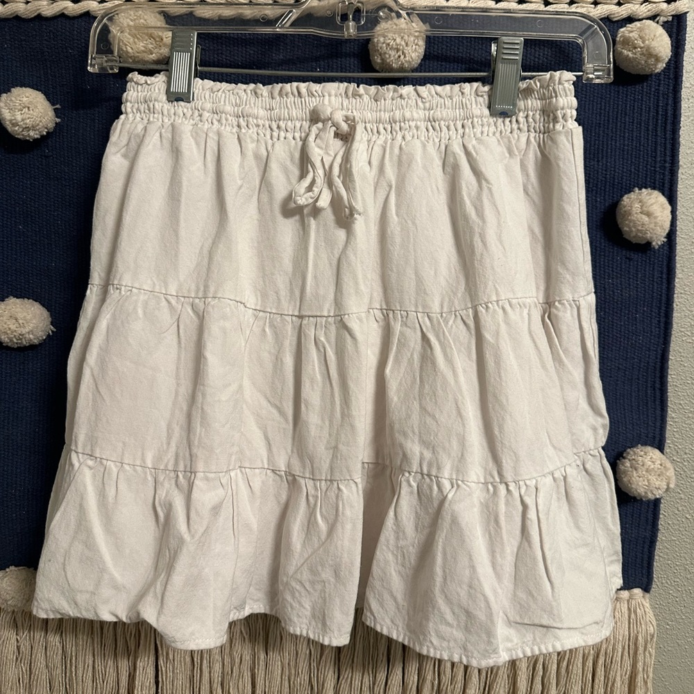 All white. Lose. Comfy.  Breathable